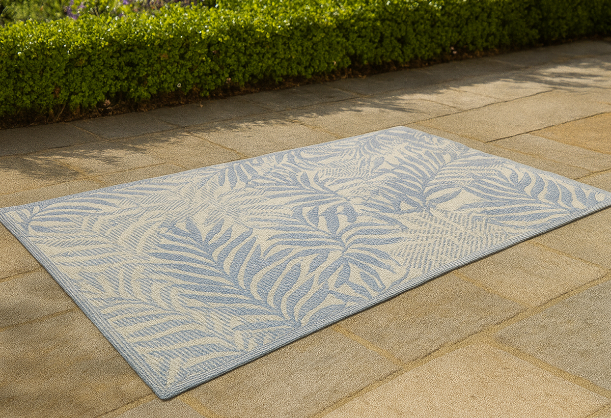 Απεικονίζεται το χαλί απλωμένο στο δάπεδο ενός κήπου.